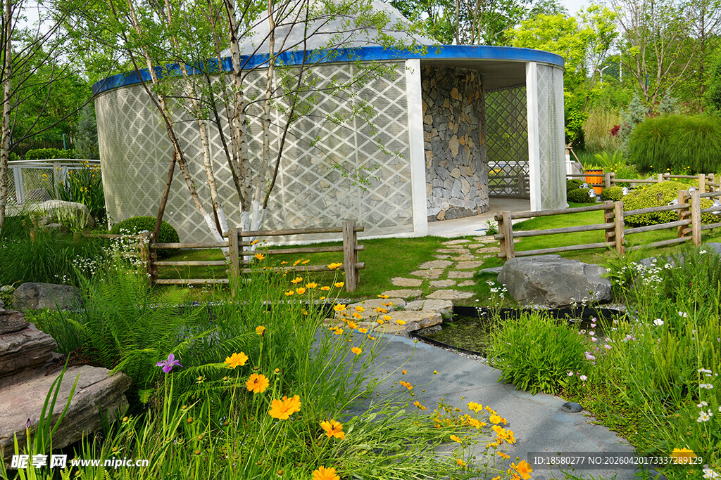花园中的别致圆顶小屋