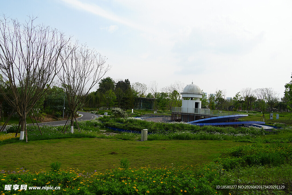田园风光中的静谧小屋