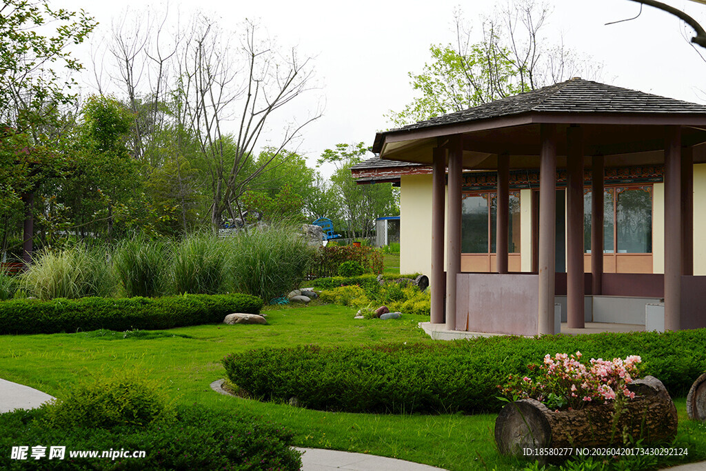 中式庭院小屋 绿意环绕