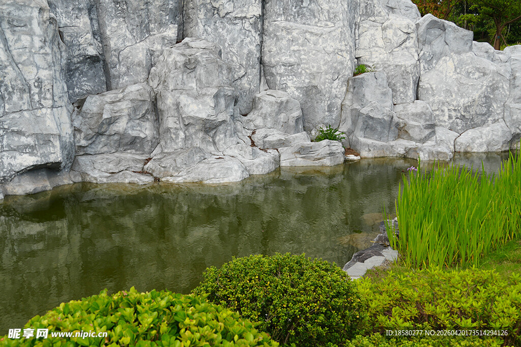 山水石景中的绿意景致