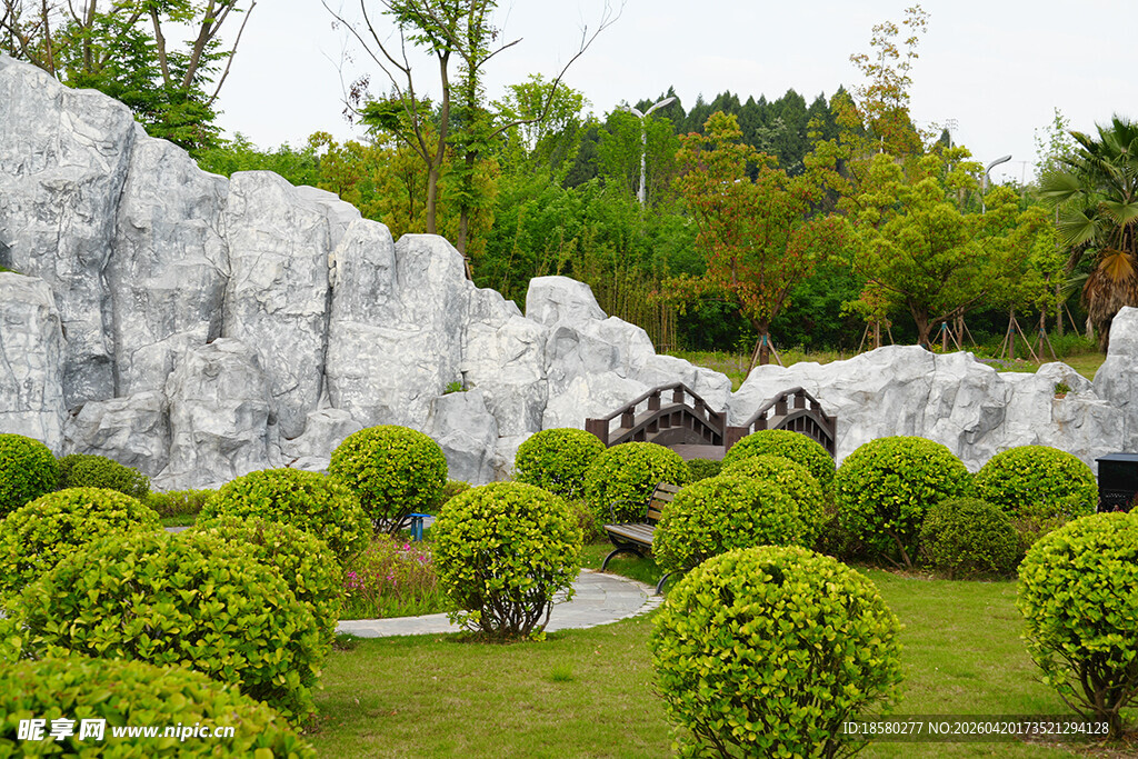 园林假山绿植景观图