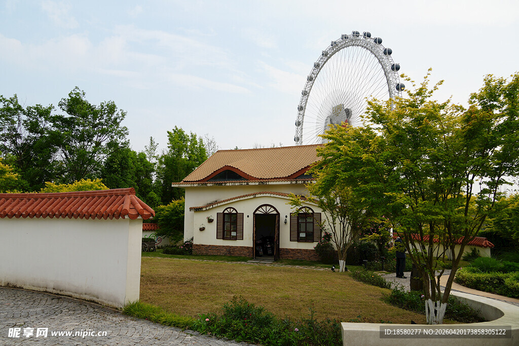 摩天轮旁的温馨小屋