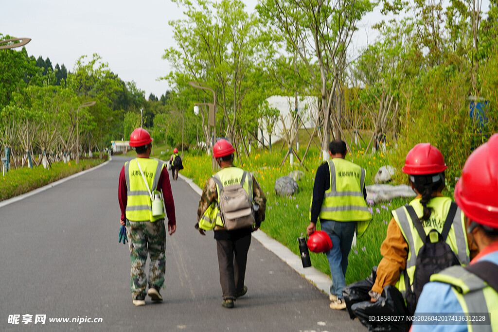 道路施工人员现场作业