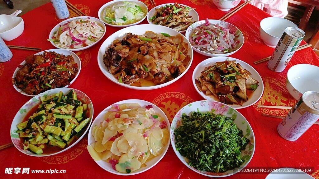 陕南美食 丰盛中式菜肴摆满一桌