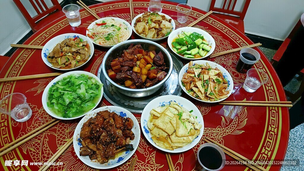 家常菜 丰盛中式菜肴摆满圆桌