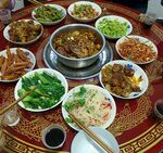  丰盛中式菜肴摆满圆桌