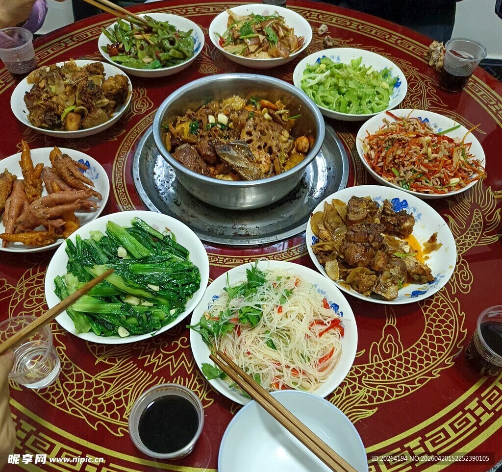  丰盛中式菜肴摆满圆桌