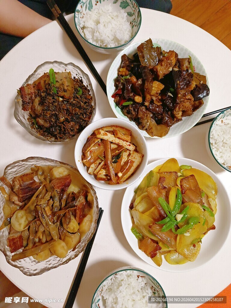 丰盛美味中式菜肴拼盘