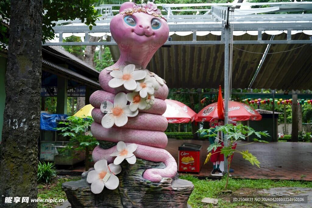 可爱花朵缠绕的粉色雕塑