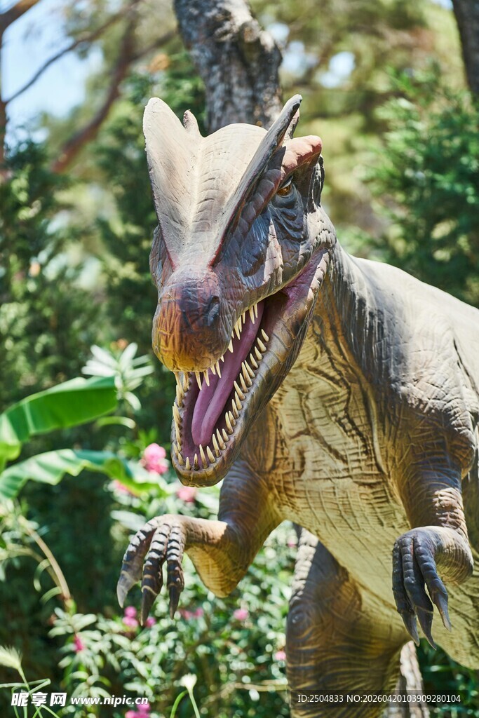 逼真恐龙模型置身绿植间