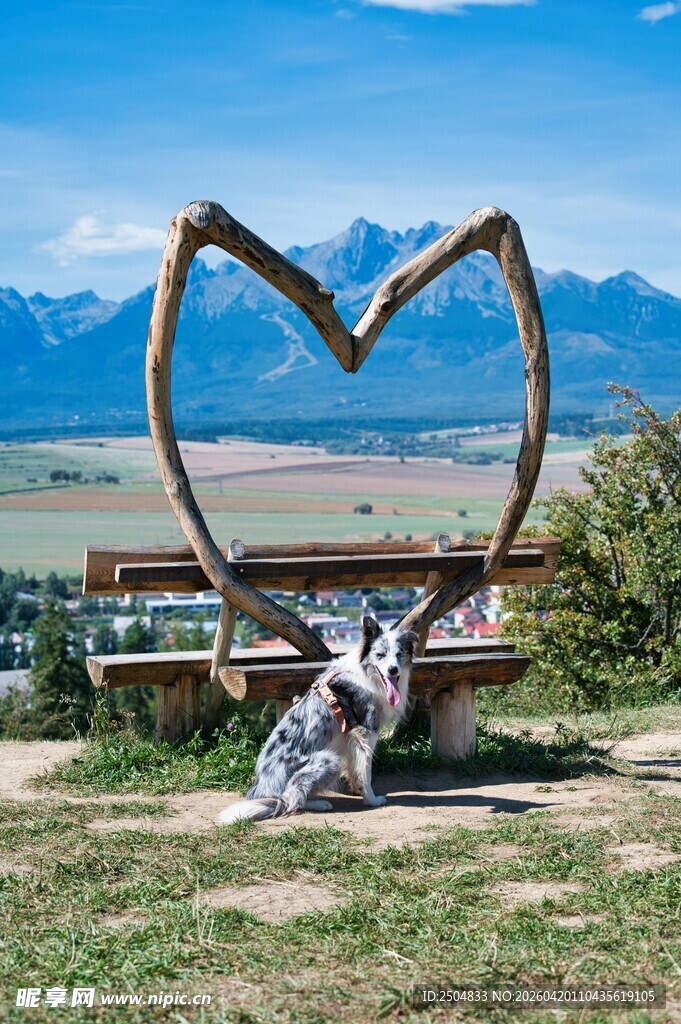 草原心形雕塑美景