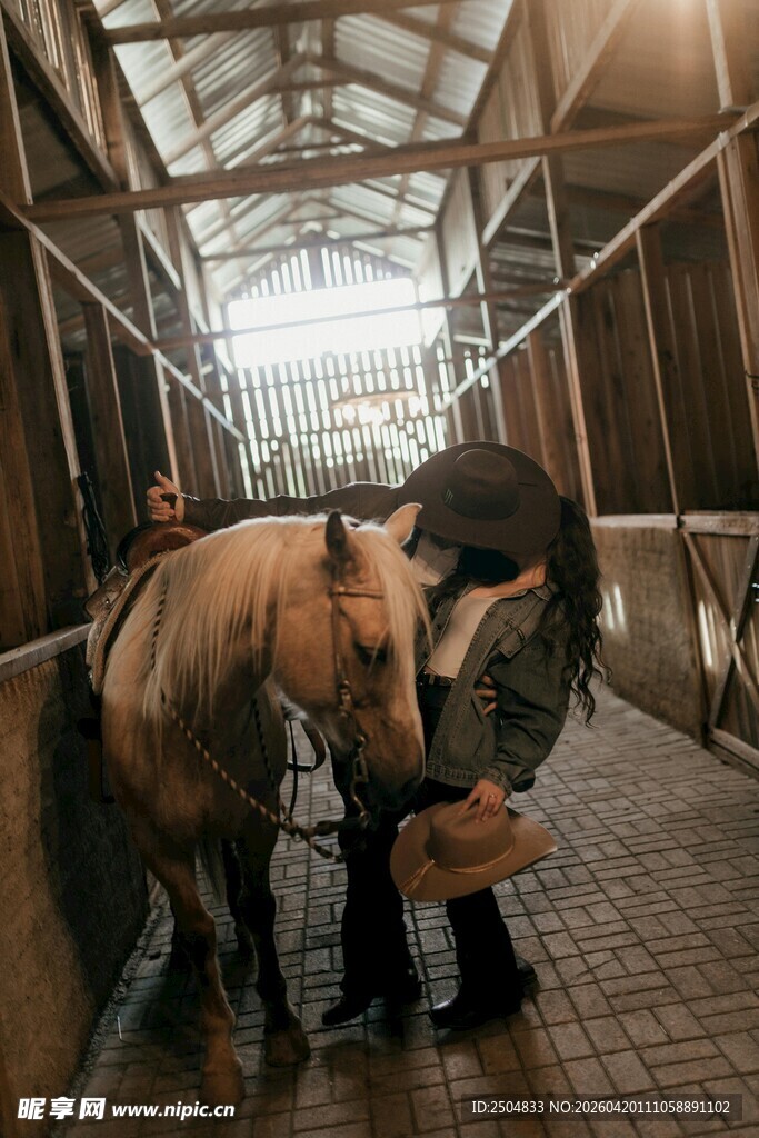 马厩中人与马的温馨场景