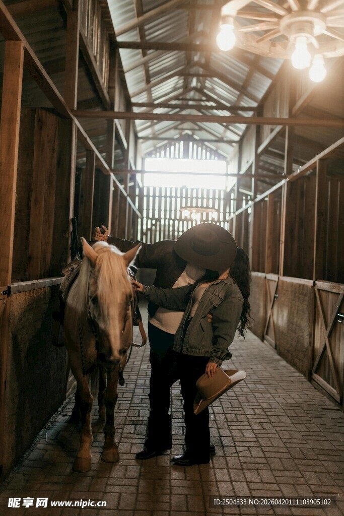 马厩中人与马互动场景