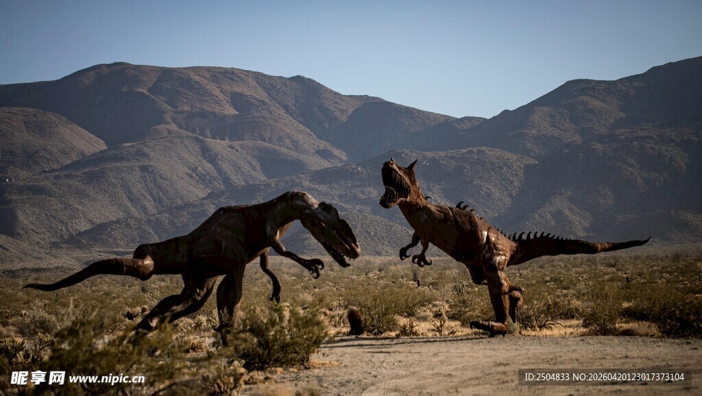 荒野中两恐龙激烈对峙