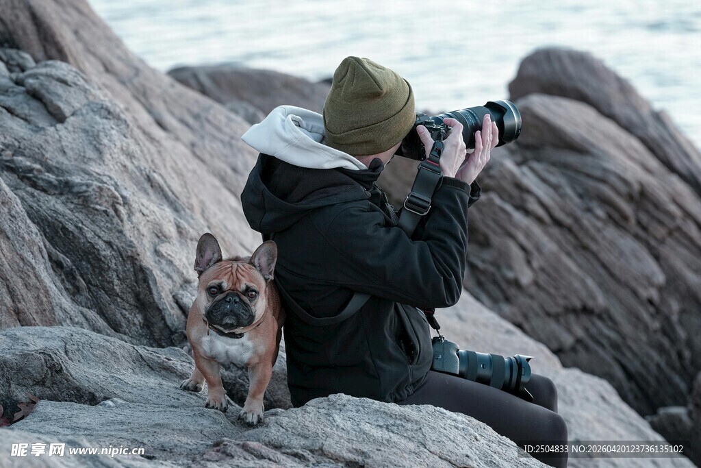摄影师与小狗的海边时光