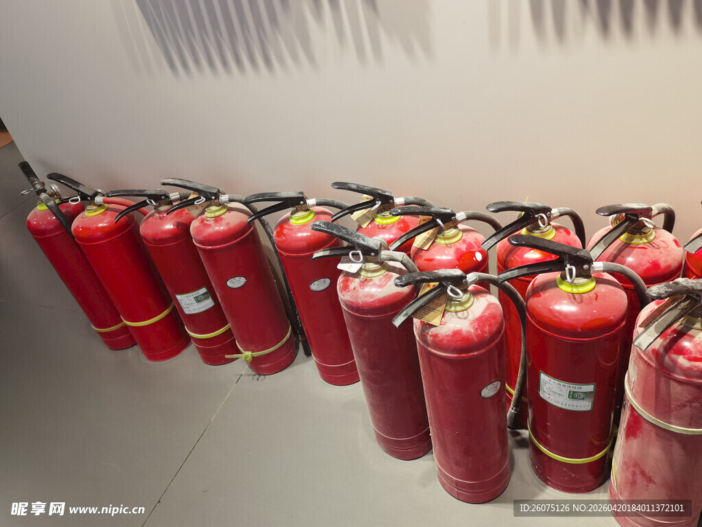 一排红色灭火器整齐摆放