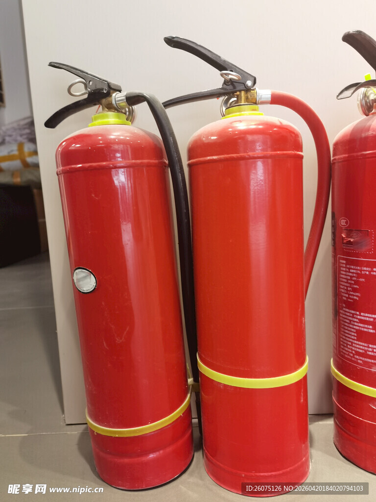 红色灭火器整齐排列