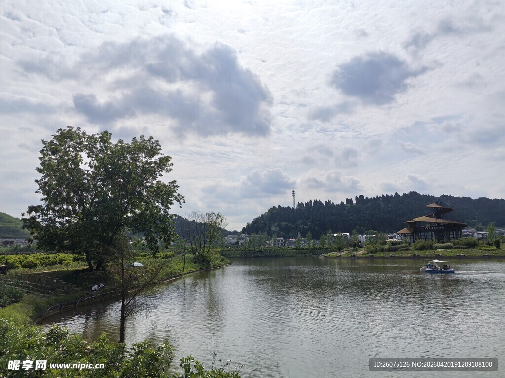 湖畔自然风光美景