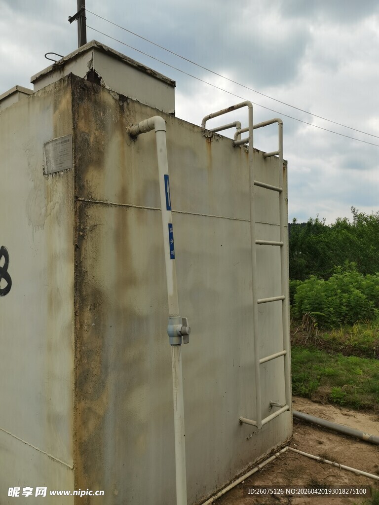 户外老旧金属箱体设备