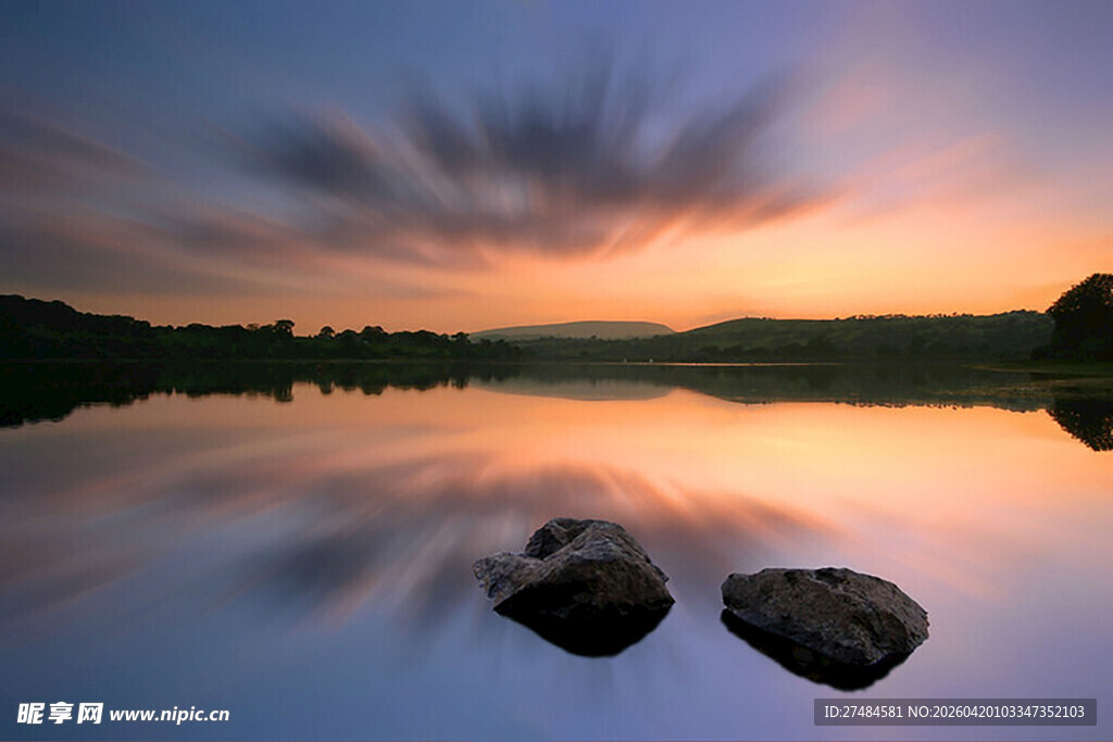 湖畔日落美景双石映辉
