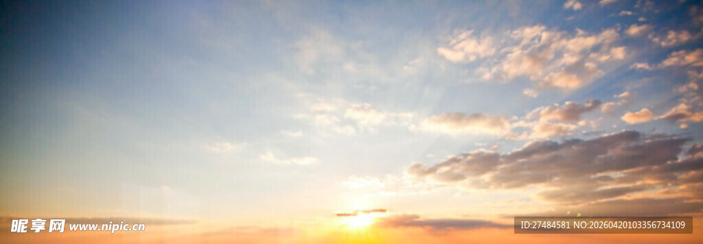 日出时分的绚烂天空