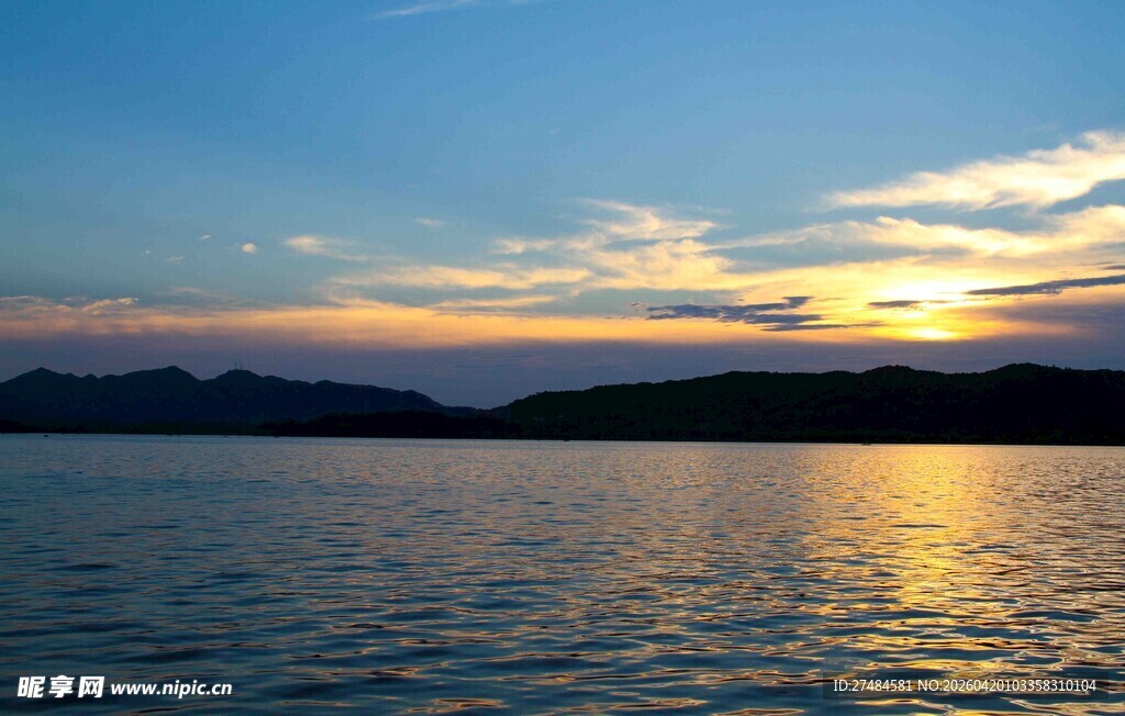 湖畔夕阳美景