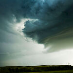 乌云压境的广袤原野