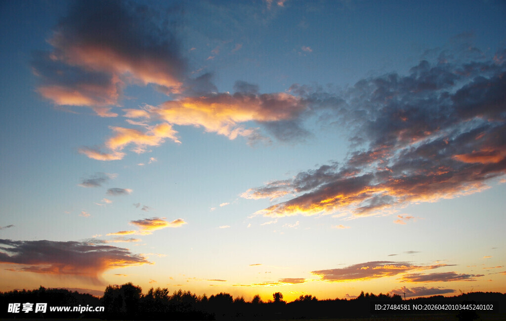 日落时分的绚烂天空