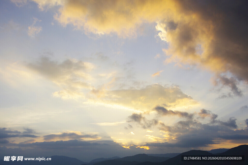 黄昏时分的绚烂天空