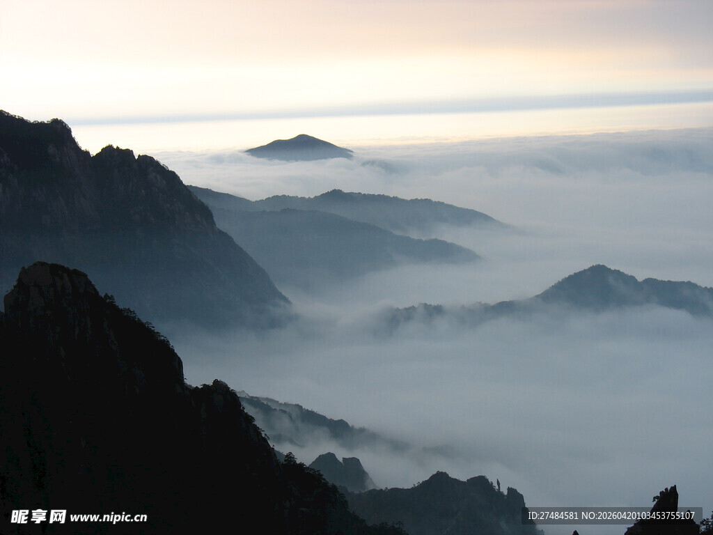 云海环绕的壮丽山峦