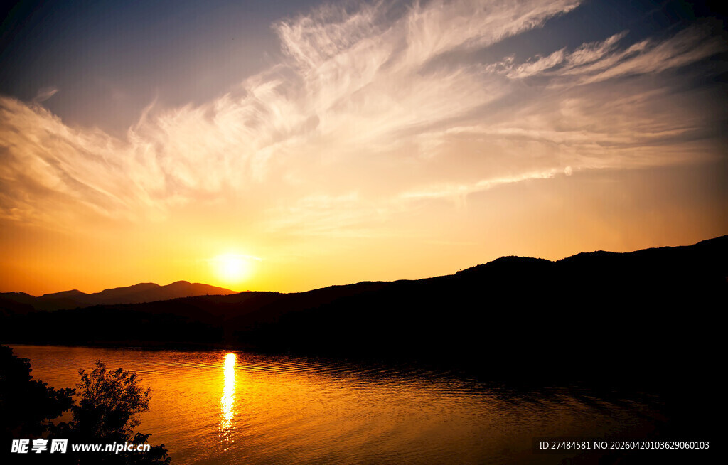 夕阳下的湖光山色美景