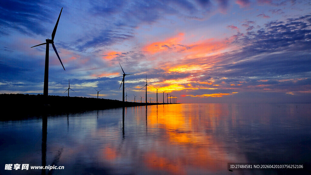 夕阳下的海上风力发电景观