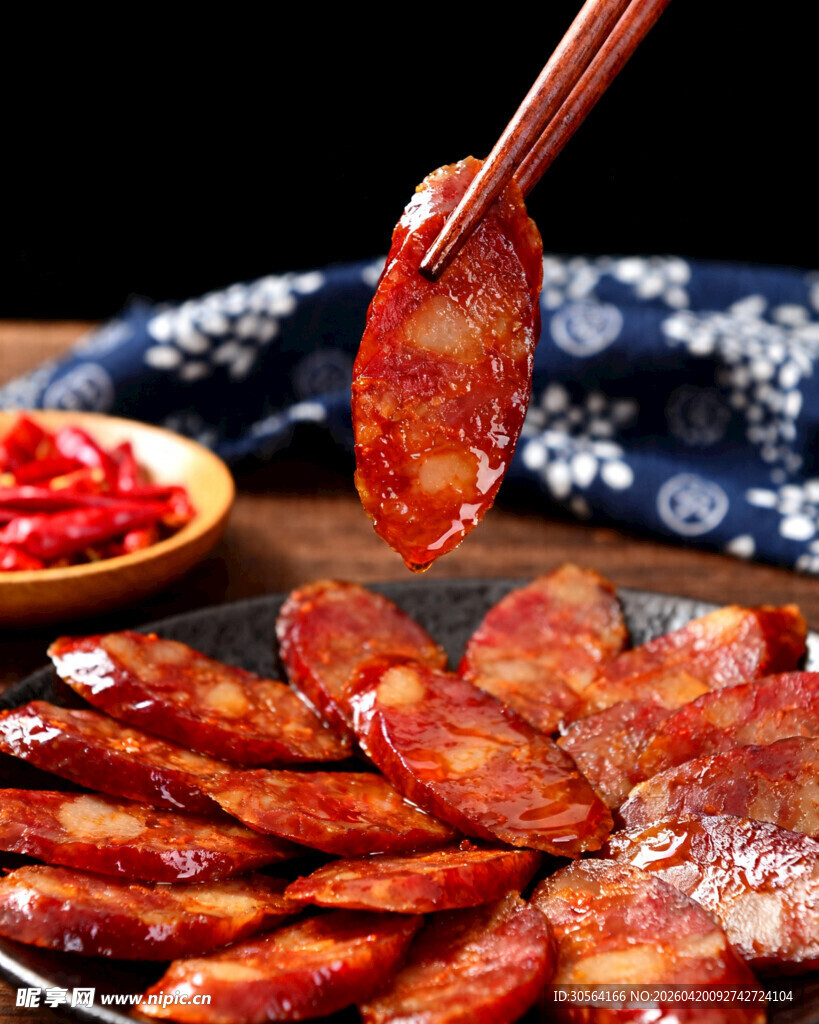 筷子夹起美味烤制香肠