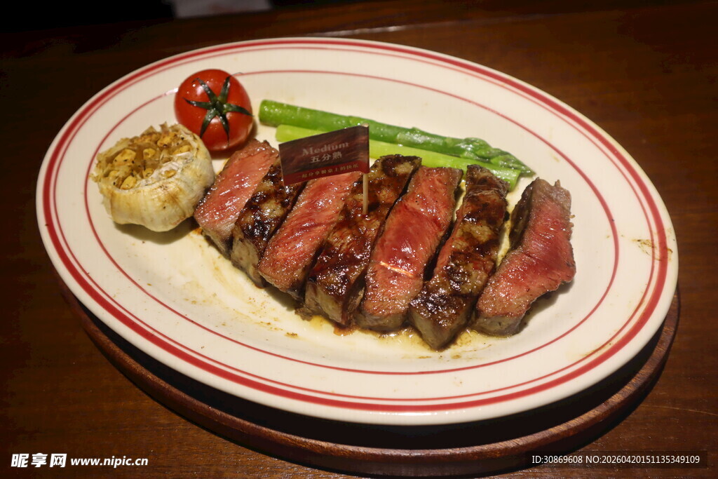 美味牛排摆盘精致