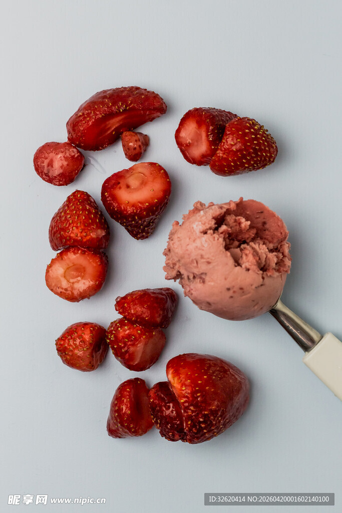 草莓搭配粉色冰淇淋