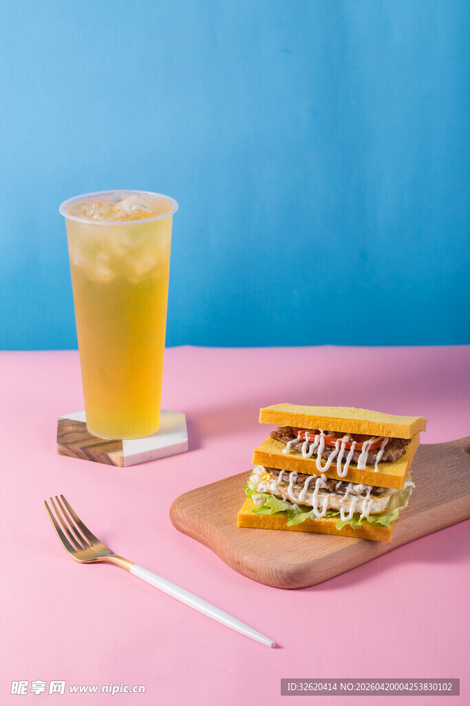 三明治配清爽饮品