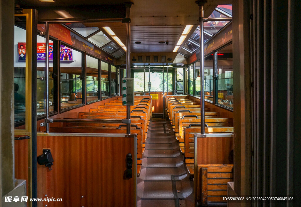 复古木质车厢内景