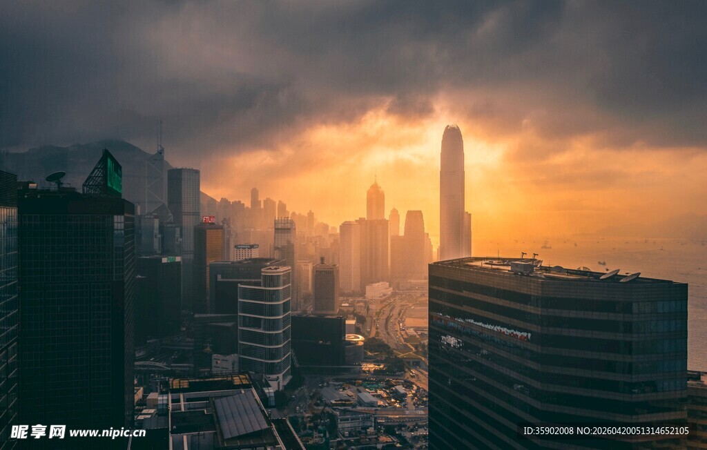 黄昏下的繁华都市天际线