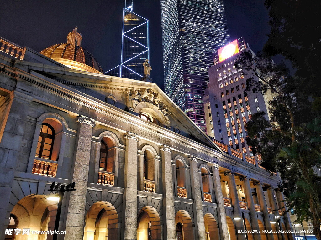 城市古典建筑与现代高楼夜景