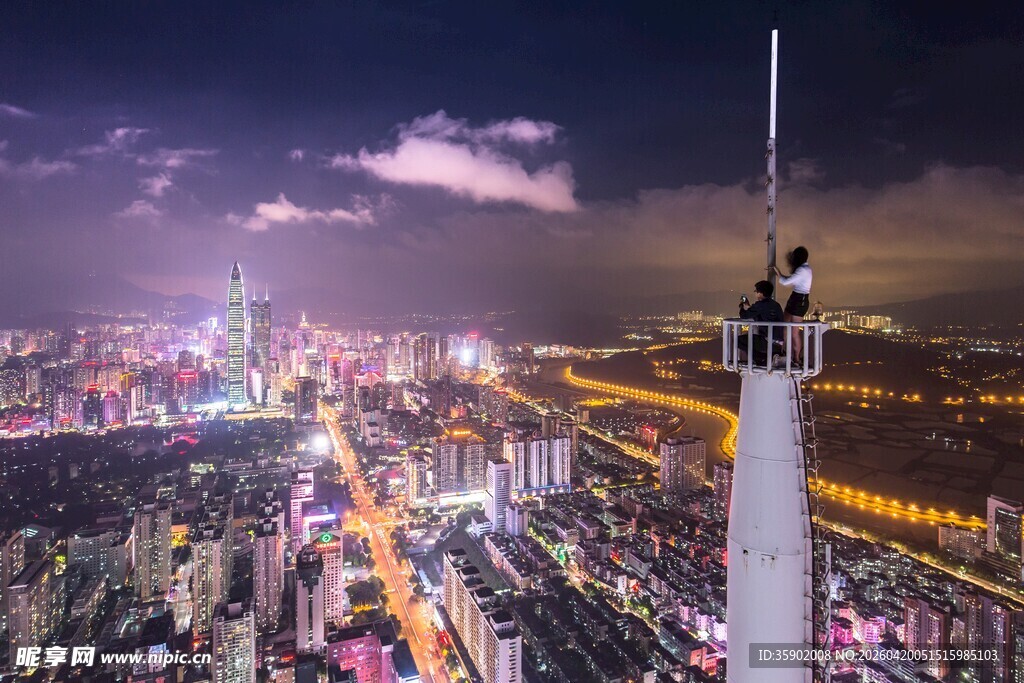 城市夜景中高塔上的工作者