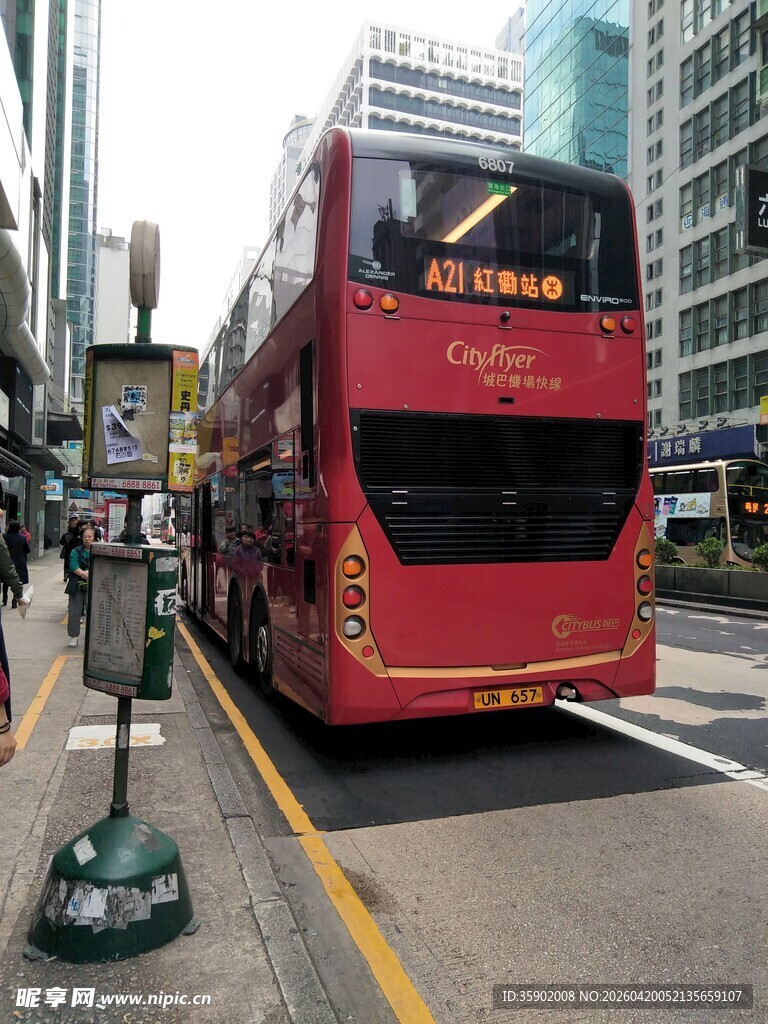 城市街道上的红色双层巴士