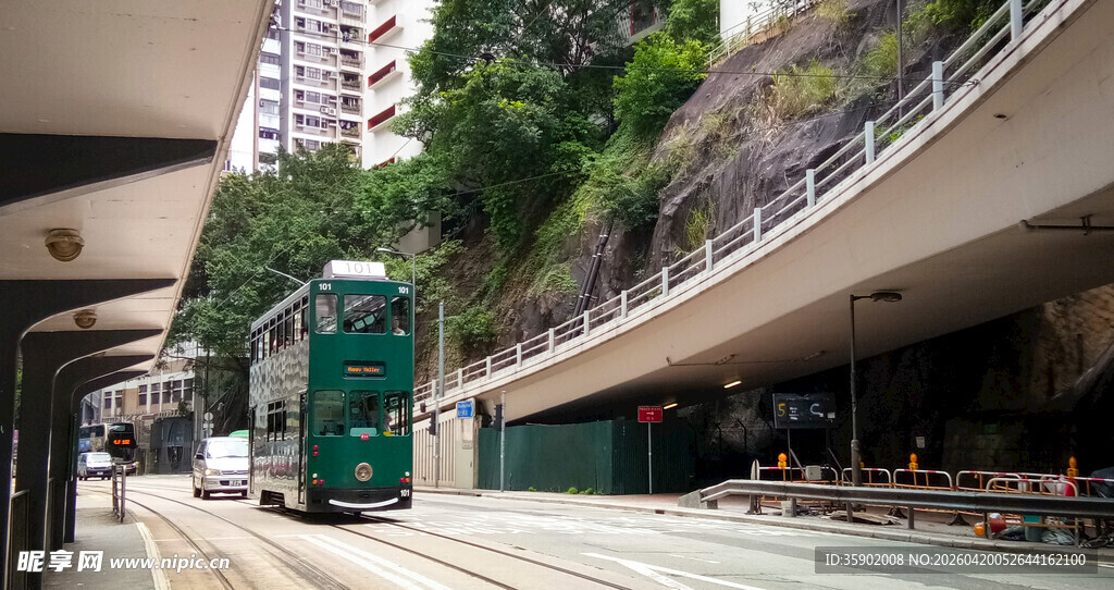 城市街道中的绿色双层巴士