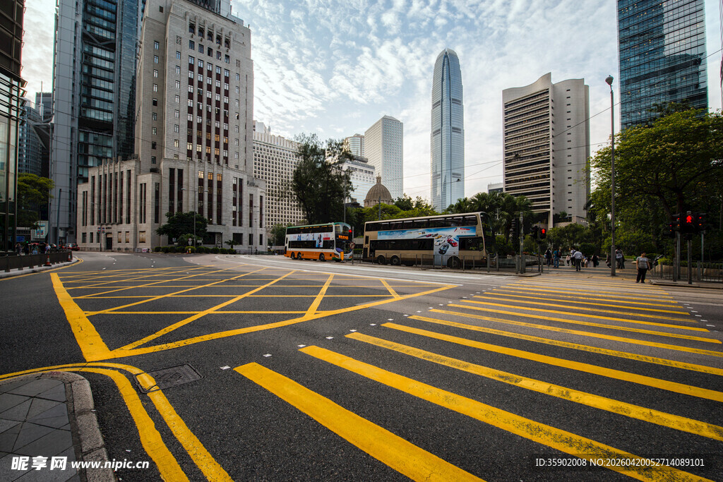 城市路口的醒目黄色斑马线