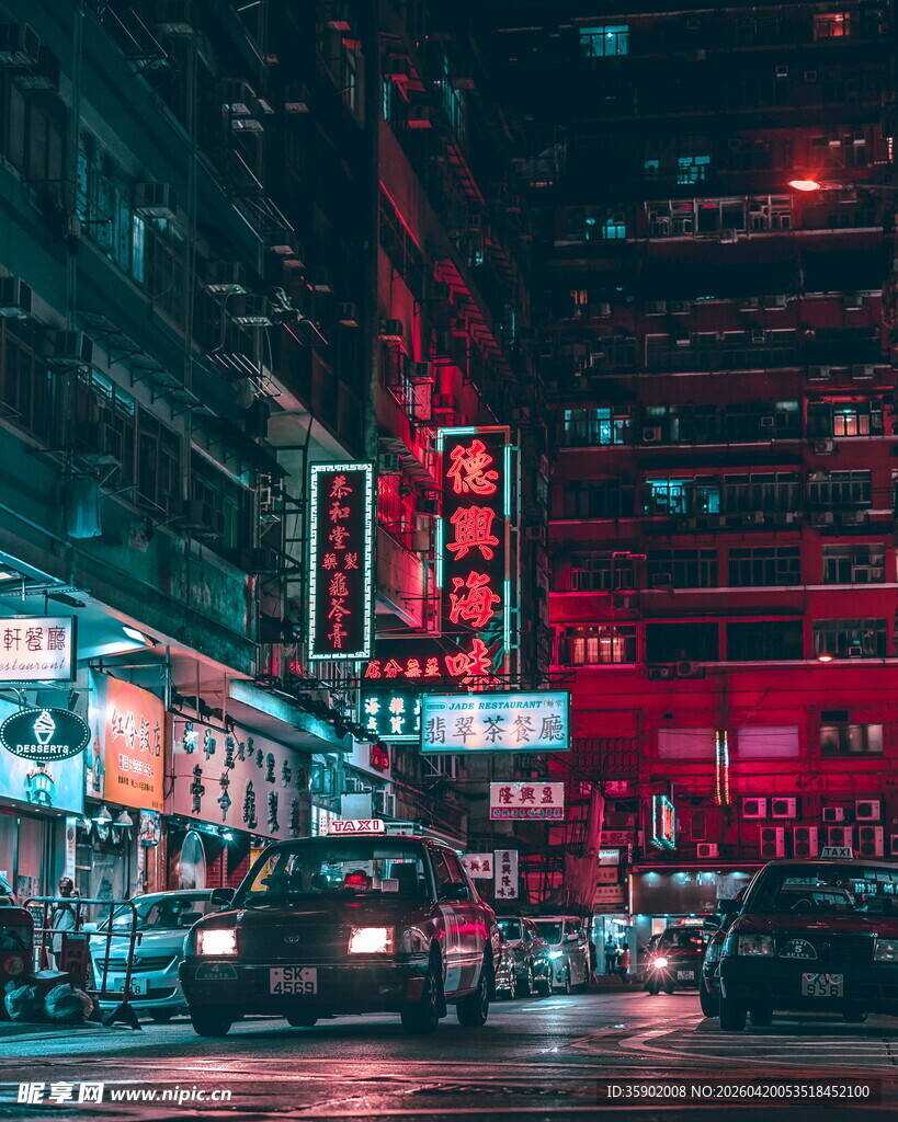 霓虹夜色下的繁华都市街道