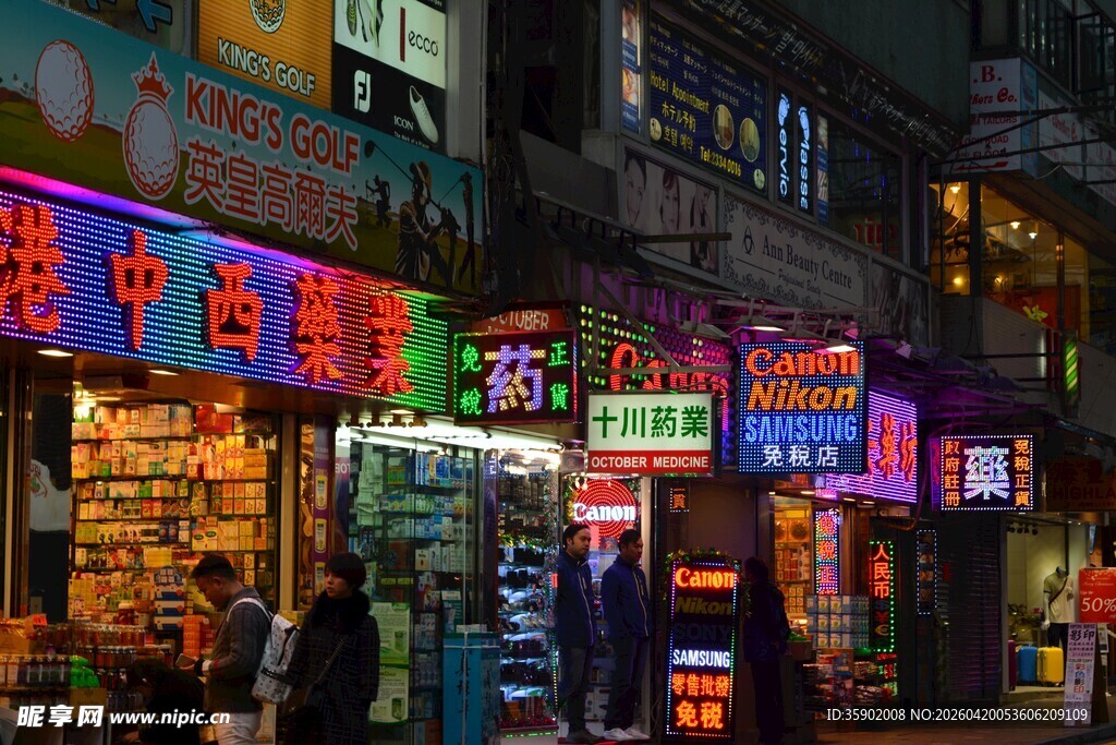 繁华都市夜巷的绚烂招牌