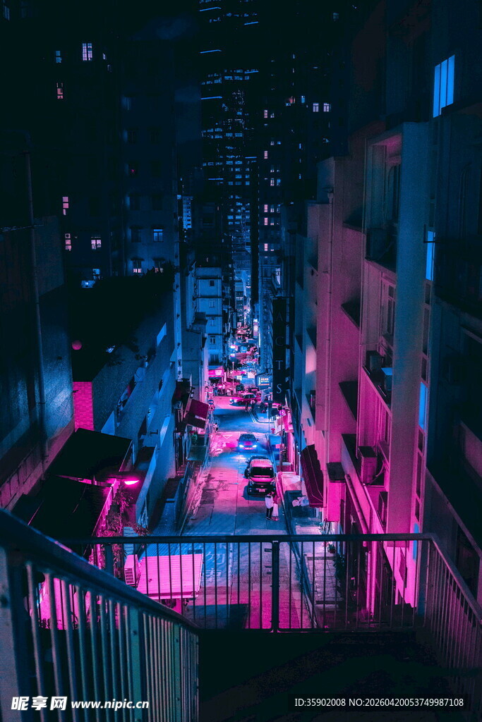 霓虹夜色下的繁华街道