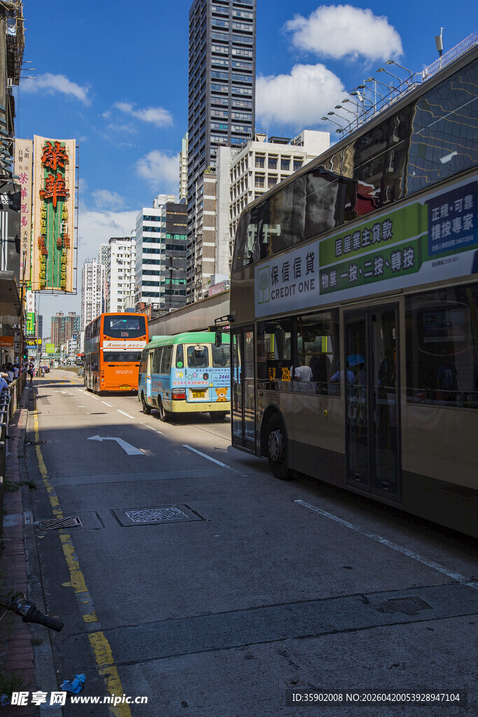 城市街道上的双层巴士景观