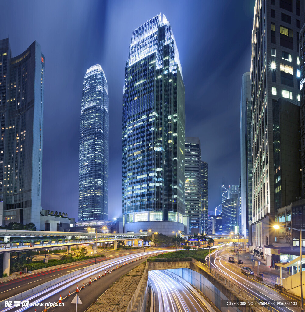 都市夜景中的繁华交通