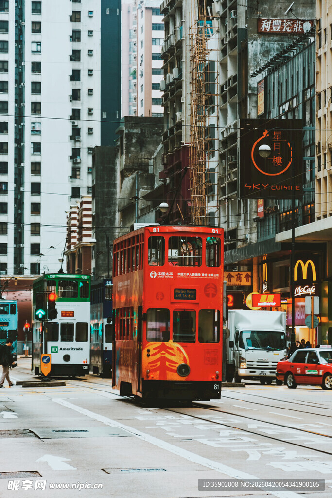 城市街头的红色双层巴士