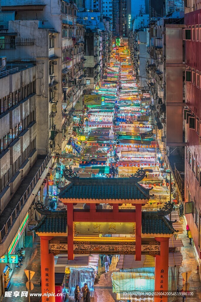 繁华都市中的日式街景